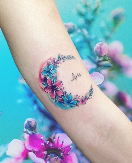 水彩小清新纹身：手臂上的简约红蓝色调水彩纹身图案