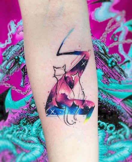 水彩小清新纹身：手臂上的简约红蓝色调水彩纹身图案