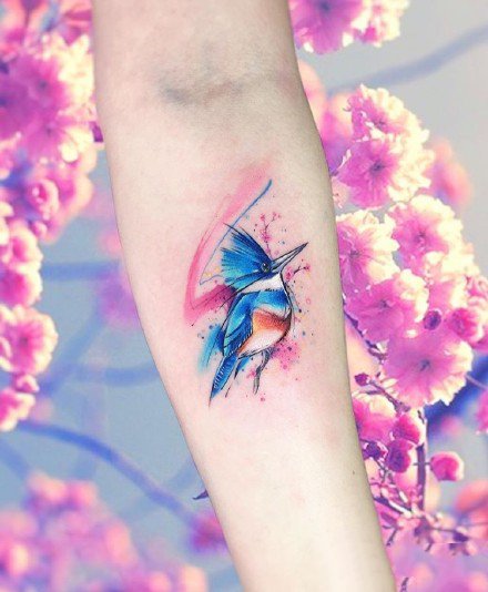 水彩小清新纹身：手臂上的简约红蓝色调水彩纹身图案