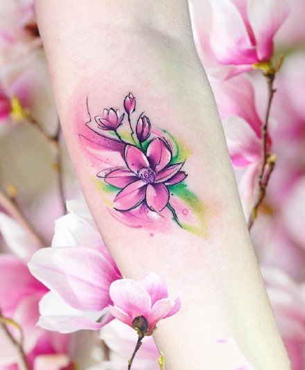 水彩小清新纹身：手臂上的简约红蓝色调水彩纹身图案