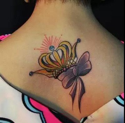 皇冠钻石小纹身：钻石和皇冠搭配的小彩色纹身图案