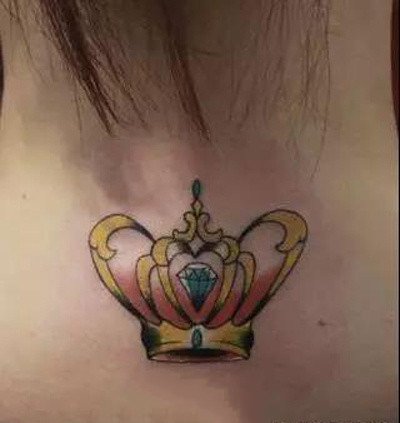 皇冠钻石小纹身：钻石和皇冠搭配的小彩色纹身图案