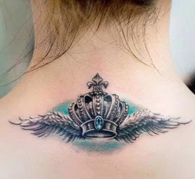 皇冠钻石小纹身：钻石和皇冠搭配的小彩色纹身图案