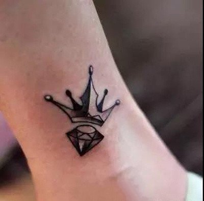 皇冠钻石小纹身：钻石和皇冠搭配的小彩色纹身图案