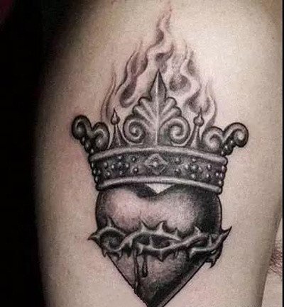 皇冠钻石小纹身：钻石和皇冠搭配的小彩色纹身图案