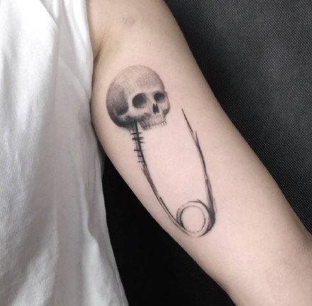 有点暗黑又有点可爱的手臂腿部小纹身图案欣赏