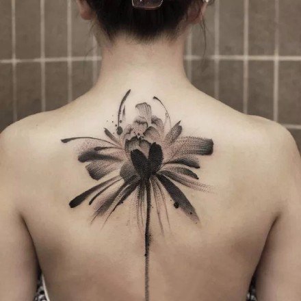 女生后背脊椎处唯美的小清新纹身图案