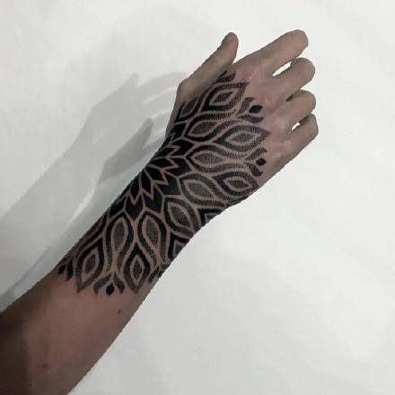 手背到小臂上的黑色点刺梵花纹身图案9张