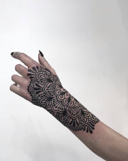 手背到小臂上的黑色点刺梵花纹身图案9张