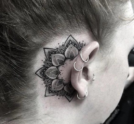 耳朵后面小纹身：9张纹在耳朵后面的小清新纹身图案