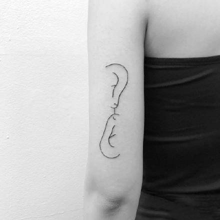 人脸线条纹身：简约抽象风格的一组线条人脸纹身图案