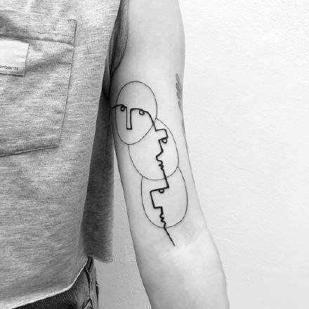 人脸线条纹身：简约抽象风格的一组线条人脸纹身图案