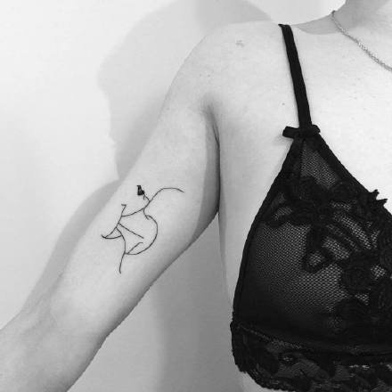 人脸线条纹身：简约抽象风格的一组线条人脸纹身图案