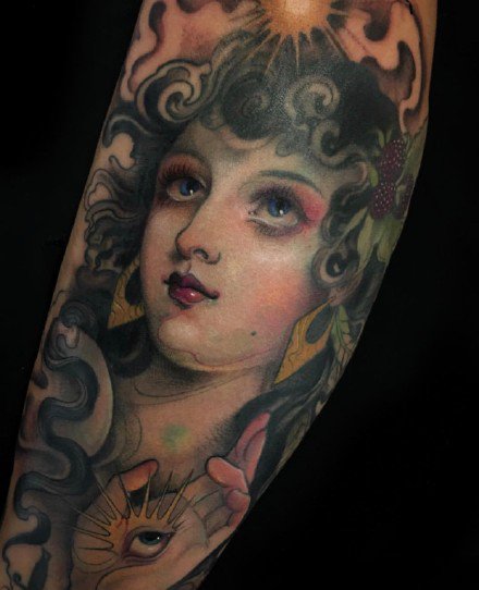 手臂人像女郎：欧美纹在胳膊上的女郎人像纹身图案