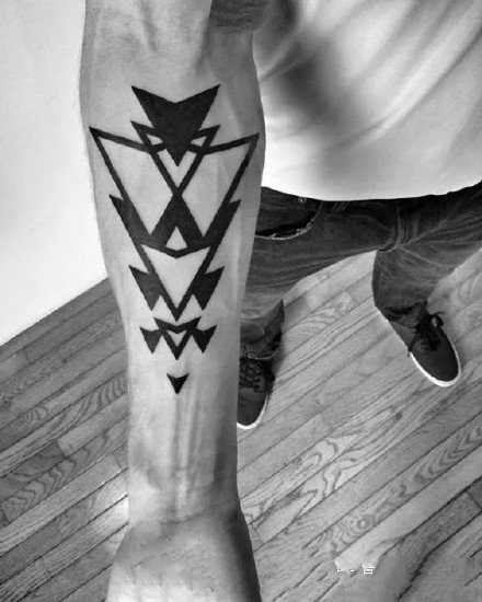 帅气几何图腾：适合男性很好看的黑色图腾几何纹身图案9张