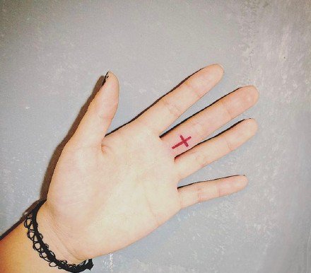 小清新十字架：18张很小清新的简约创意十字架纹身图案