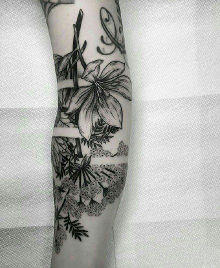 环绕在手臂上很好看的一组黑灰花卉主题纹身图案