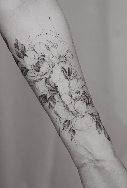 环绕在手臂上很好看的一组黑灰花卉主题纹身图案
