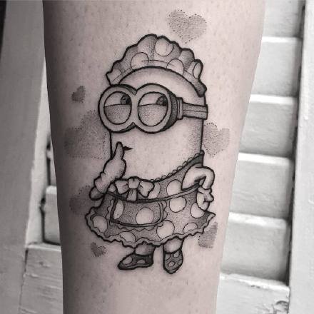 纹在手臂的一组创意黑色点刺纹身图案9张