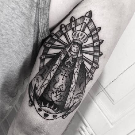 纹在手臂的一组创意黑色点刺纹身图案9张