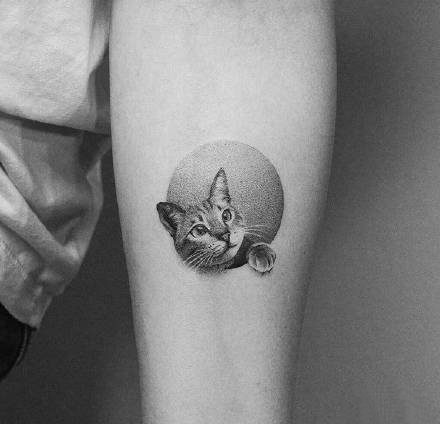 手臂上的黑色点刺小圆图纹身作品图片