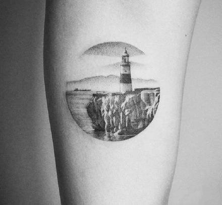 手臂上的黑色点刺小圆图纹身作品图片