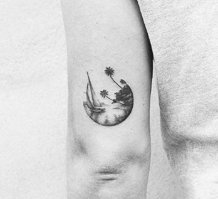 手臂上的黑色点刺小圆图纹身作品图片