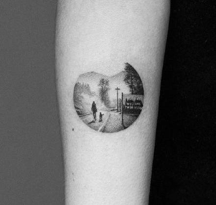 手臂上的黑色点刺小圆图纹身作品图片