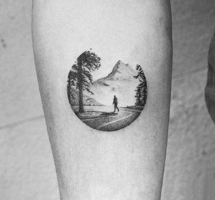 手臂上的黑色点刺小圆图纹身作品图片