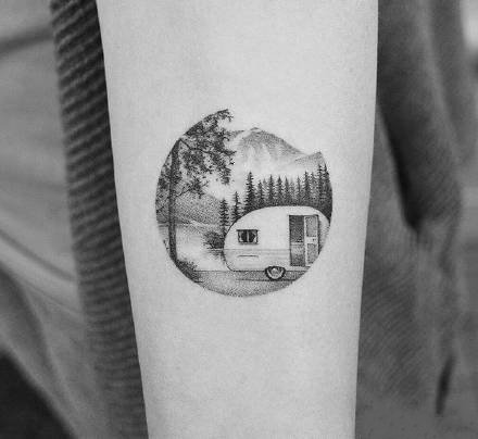 手臂上的黑色点刺小圆图纹身作品图片