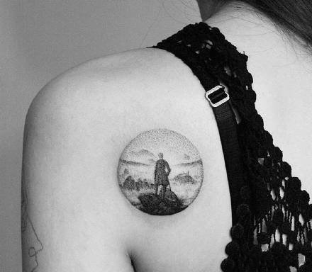 手臂上的黑色点刺小圆图纹身作品图片