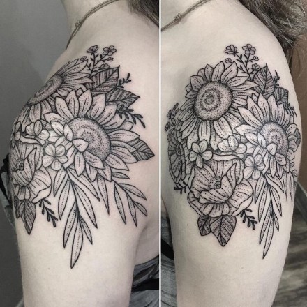 肩花纹身作品：女性肩部上的花卉性感纹身图案