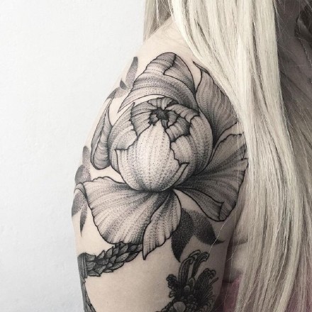 肩花纹身作品：女性肩部上的花卉性感纹身图案