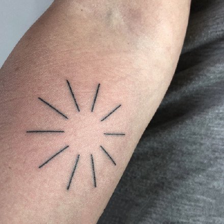 超简约的一组线条组成的简单纹身图片