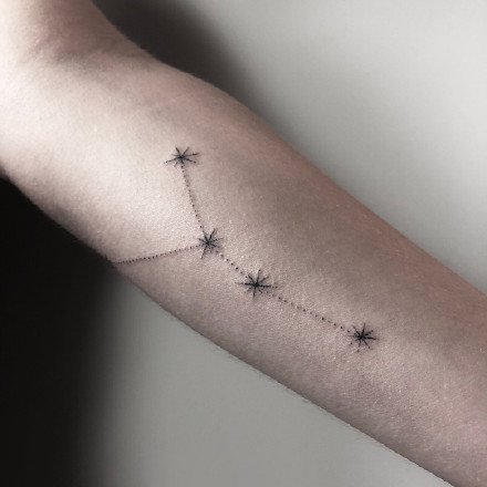 超简约的一组线条组成的简单纹身图片