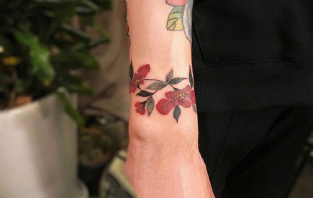 适合女生的一组红色小花朵纹身图案欣赏