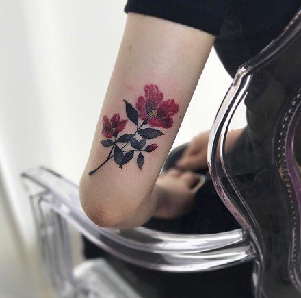 适合女生的一组红色小花朵纹身图案欣赏