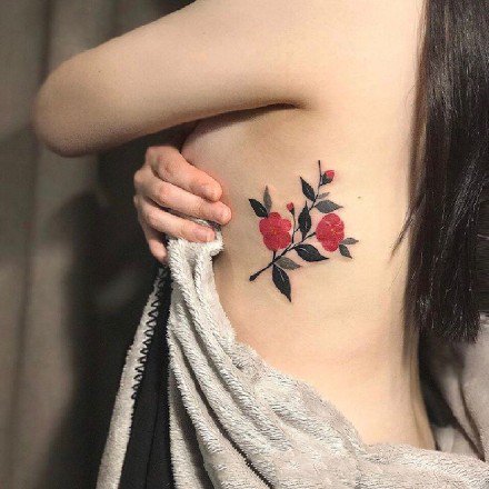 适合女生的一组红色小花朵纹身图案欣赏