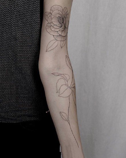 女生手臂上的极简线条组成的花卉纹身图案