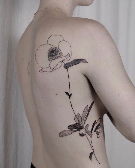 女生手臂上的极简线条组成的花卉纹身图案