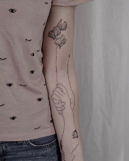 女生手臂上的极简线条组成的花卉纹身图案