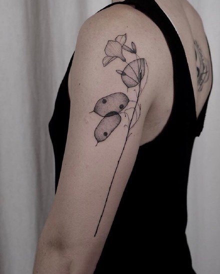 女生手臂上的极简线条组成的花卉纹身图案