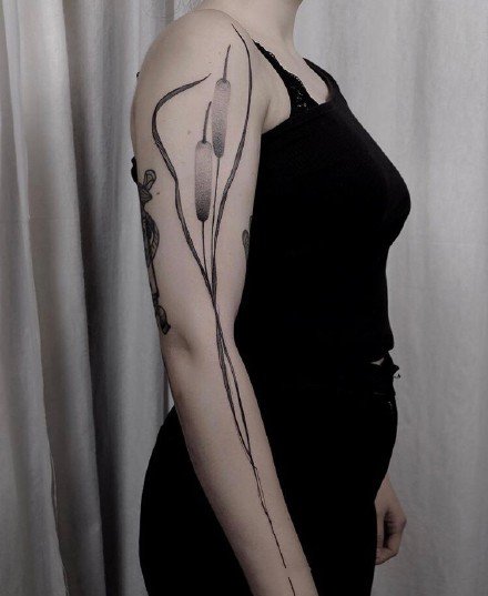 女生手臂上的极简线条组成的花卉纹身图案