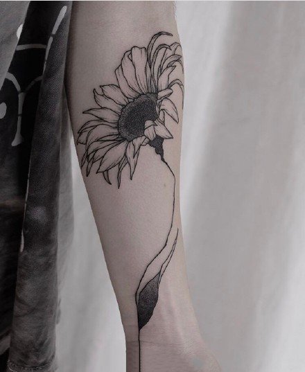 女生手臂上的极简线条组成的花卉纹身图案