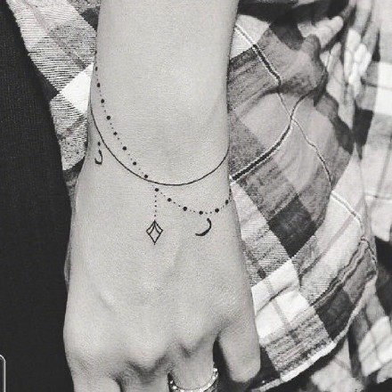 手腕处精致漂亮的手环手链纹身图案