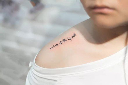 女生肩部上的小清新英文字母纹身图案9张