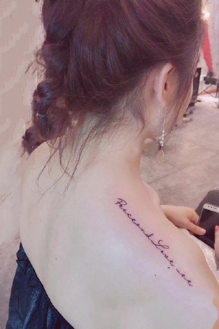 女生肩部上的小清新英文字母纹身图案9张