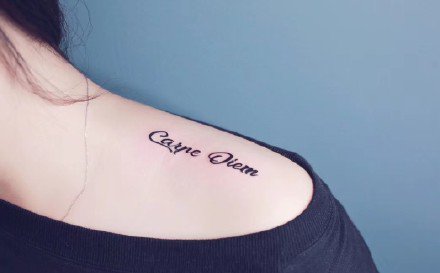 独特的一组简约小清新字母纹身图片9张