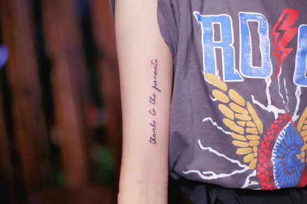 独特的一组简约小清新字母纹身图片9张