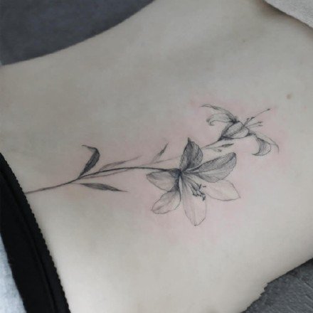 很小清新的一组女生小花朵纹身图案